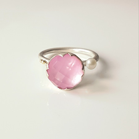 Sleeping Beauty Ring with mother-of-pearl, corundum, quartz and white culture pearl