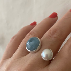 inel deschis din argint, cu acvamarin si perla de cultura, design si realizare Corina Mardari