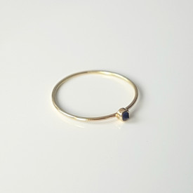 Minimalist 18k gold ring with blue sapphire Corina Mardari