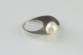 pearl ring in sterling silver