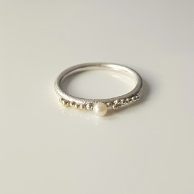 inel simetric Sleeping Beauty din argint si granulatie aur 14k cu perla de cultura alba