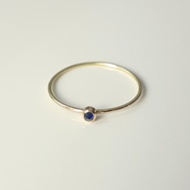 Inel minimalist din aur de 18k si safir albastru