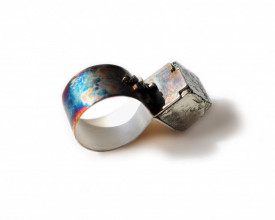 Inel din argint in design contemporan, cu cristal cubic de pirita, Corina Mardari