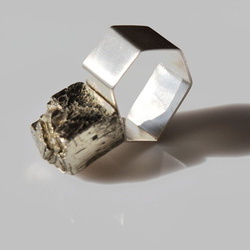 Inel din argint in design contemporan, cu cristal de pirita, Corina Mardari