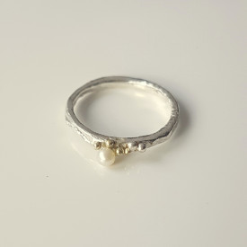 inel Sleeping Beauty asimetric din argint si granulatie aur 14k cu perla de cultura alba design organic
