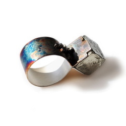 Inel din argint in design contemporan, cu cristal cubic de pirita, Corina Mardari