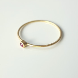 Inel minimalist din aur de 18k si rubin