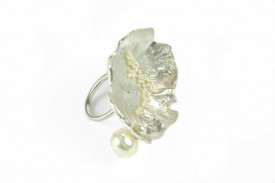 Inel  unicat, in design contemporan realizat manual in argint si perle de cultura, moon flower Corina Mardari