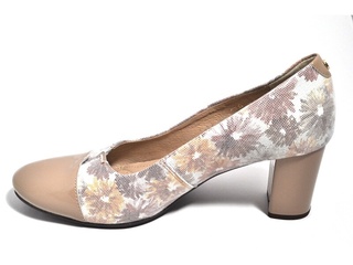Pantofi bej cu varf de lac si motive florale din piele naturala M Shoes DP40 - Img 3