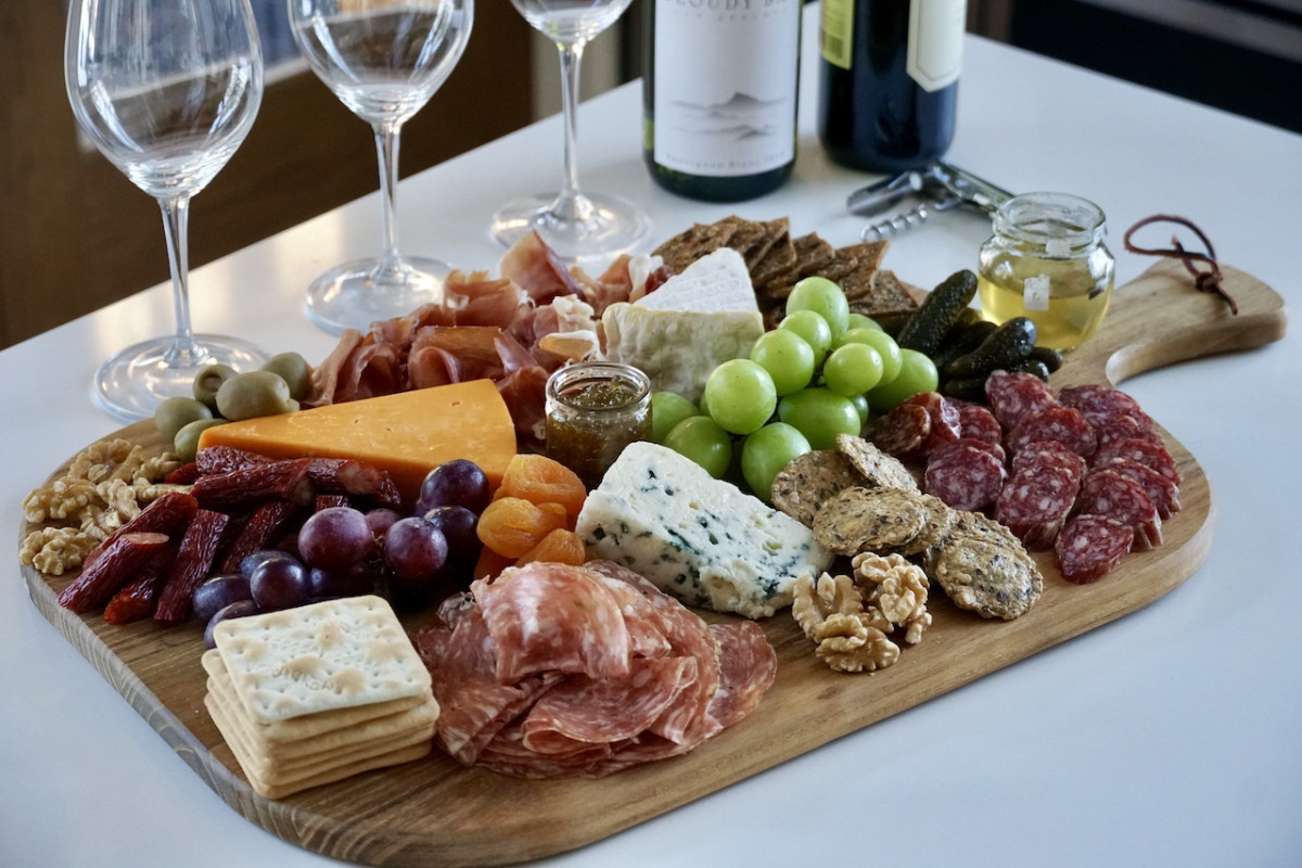 Vino, sir i charcuterie