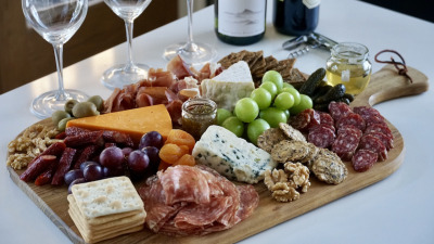 Vino, sir i charcuterie