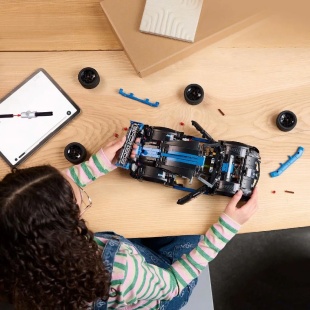 LEGO TECHNIC MASINA DE CURSE PORSCHE GT4 E-PERFORMANCE 42176 - Img 4