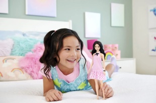BARBIE FASHIONISTAS PAPUSA BARBIE BRUNETA CU ROCHIE ROZ - Img 3
