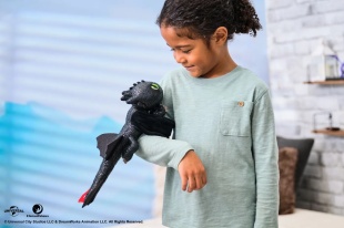 CUM SA ITI DRESEZI DRAGONUL HUG SI GLIDE FIGURINA DRAGON TOOTHLESS - Img 3