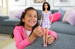 PAPUSA BARBIE FASHIONISTA BRUNETA CU ROCHIE MOV - Img 3
