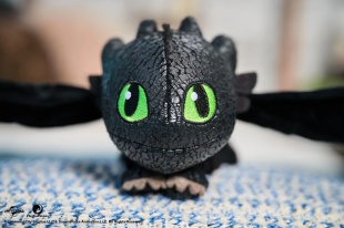 CUM SA ITI DRESEZI DRAGONUL HUG SI GLIDE FIGURINA DRAGON TOOTHLESS - Img 7