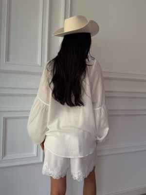 Compleu FLEUR, alb, cu bluză lejeră și pantaloni scurți cu dantelă - Img 2