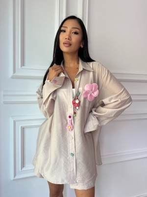 Cămașă oversized SOLENE, bej, cu aplicații florale și accesorii decorative