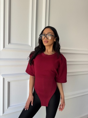 Tricou chic BRIGITA, burgundy, croială asimetrică și talie evidențiată, cu șnur reglabil la spate