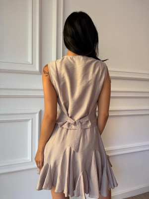 Vestă elegantă ALBERTINA, bej, fără mâneci și fustă-pantalon cu volane - Img 2