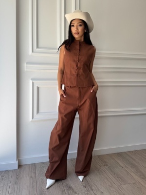 Compleu DORA, maro, cu vestă fără mâneci și pantaloni cu croială amplă