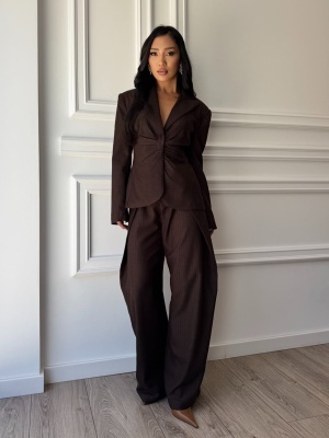 Compleu GRACE, maro, din material cu dungi fine, cu sacou cambrat și pantaloni largi