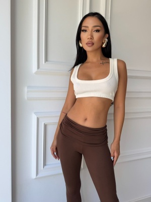 Pantaloni ELSIE, maro, din material elastic, cu talie înaltă drapată și croială evazată - Img 2