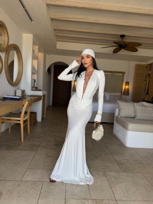 Rochie NOIRA, alb-off white, maxi, cu decolteu adânc și croială mulată
