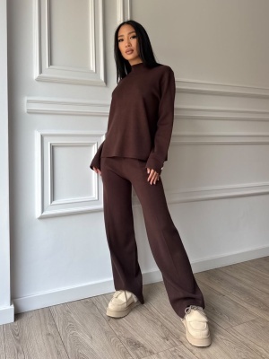 Compleu VICKY din două piese, maro, cu bluză cu guler înalt și pantaloni evazați