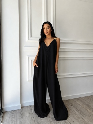 Salopetă AMARA, neagra, maxi, cu accesoriu decorativ și croială amplă