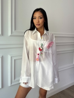 Cămașă oversized SOLENE, albă, cu aplicații florale și accesorii decorative