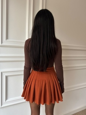 Fustă mini plisată neagră EMILY, caramiziu, cu buzunare și nasturi decorativi - Img 3