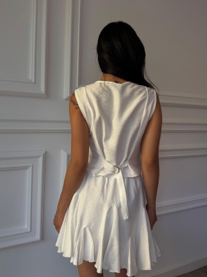 Vestă elegantă ALBERTINA, albă, fără mâneci și fustă-pantalon cu volane - Img 2