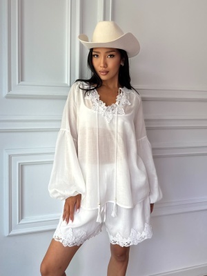 Compleu FLEUR, alb, cu bluză lejeră și pantaloni scurți cu dantelă