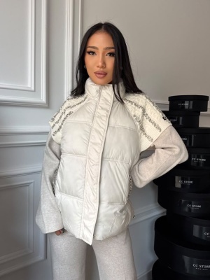 Vestă JENNA matlasată, alba, cu detalii strălucitoare și mâneci din tricot
