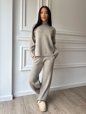 Compleu VICKY din două piese, gri, cu bluză cu guler înalt și pantaloni evazați