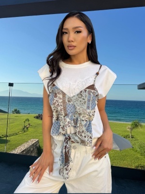 Tricou chic MIRABELLA, cu imprimeu tip corset și dantelă