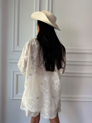 Cămașă MIREILLE, albă, cu broderie florală și inserții din dantelă - Img 2
