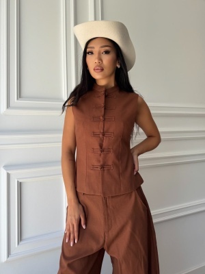 Compleu DORA, maro, cu vestă fără mâneci și pantaloni cu croială amplă - Img 3