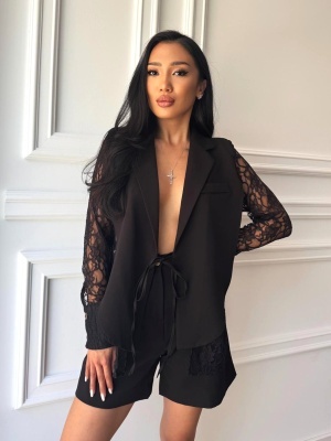 Compleu elegant NOIR LACE, cămașă cu rever tip sacou, inserții din dantelă și pantaloni scurți