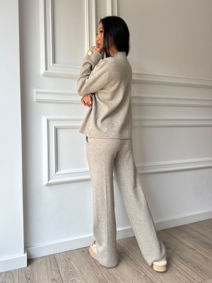 Compleu VICKY din două piese, crem, cu bluză cu guler înalt și pantaloni evazați - Img 4