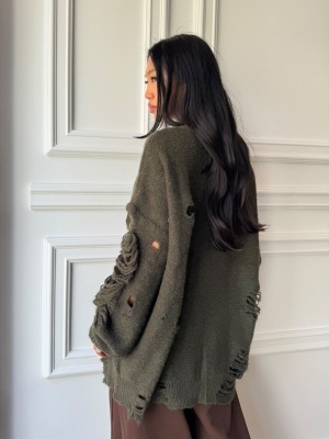 Pulover EVELINA tricotat cu efect distressed, verde-kaki, croială oversized și detalii decorative - Img 3