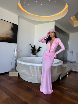 Rochie NOIRA, roz, maxi, cu decolteu adânc și croială mulată