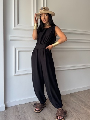 Salopetă NICOLE, neagră, cu croială lejeră, talie evidențiată și pantaloni tip jogger