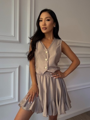 Vestă elegantă ALBERTINA, bej, fără mâneci și fustă-pantalon cu volane