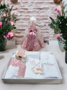 Set botez premium Princess Lace cu lumânare pentru botez decorată manual, trusou personalizat pentru fetiță și accesorii elegante în nuanțe roz pudrat