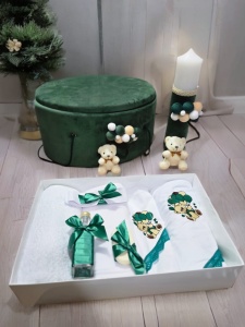 Set botez în nuanțe de verde smarald, crem și alb cu cutie rotundă catifelată, lumânare decorată manual și trusou complet cu model ursuleț și baloane verzi