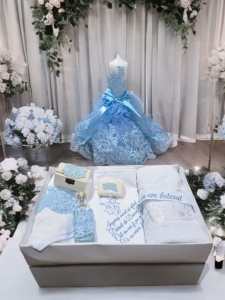 Trusou botez premium Blue Royal Lace pentru băiețel cu prosop brodat, pânză de mir, sticluță pentru mir și accesorii decorative bleu pastel