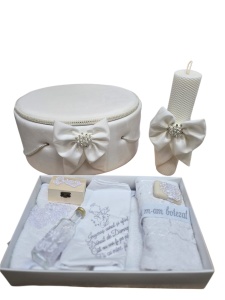 Set botez complet personalizabil pentru băiat sau fetiță White Pearl | Lumânare din ceară naturală | Trusou 7 piese și cutie catifea albă
