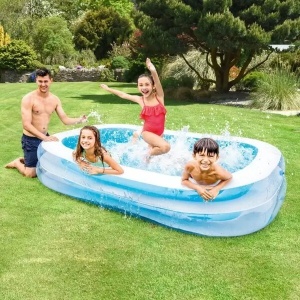 Familie și copii jucându-se într-o piscină gonflabilă Intex Swim Center Family Pool amplasată pe gazon